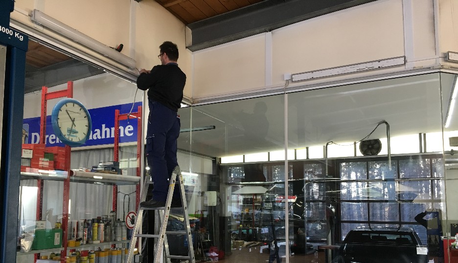 Moderne LED Arbeitsplatz Beleuchtung für ein Autohaus Leuchtenmontage moderner LED Arbeitsplatzleuchten
